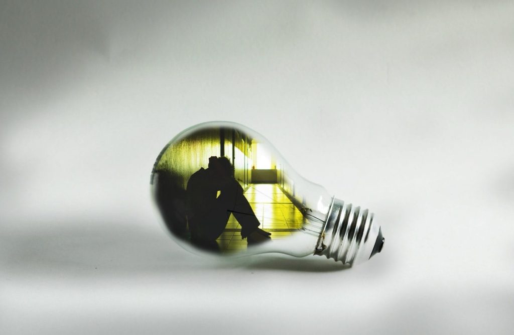 Ihminen tyhjällä käytävällä yksin kuvastaen ongelmia