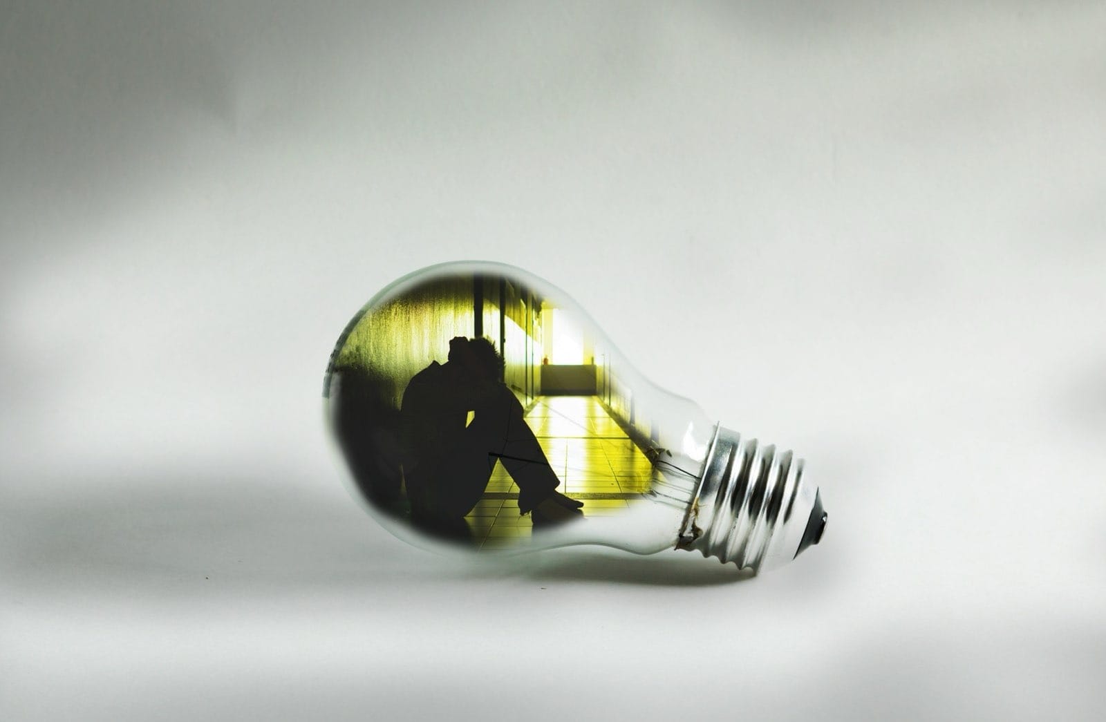 Henkilö kuvattuna tyhjällä käytävällä yksin