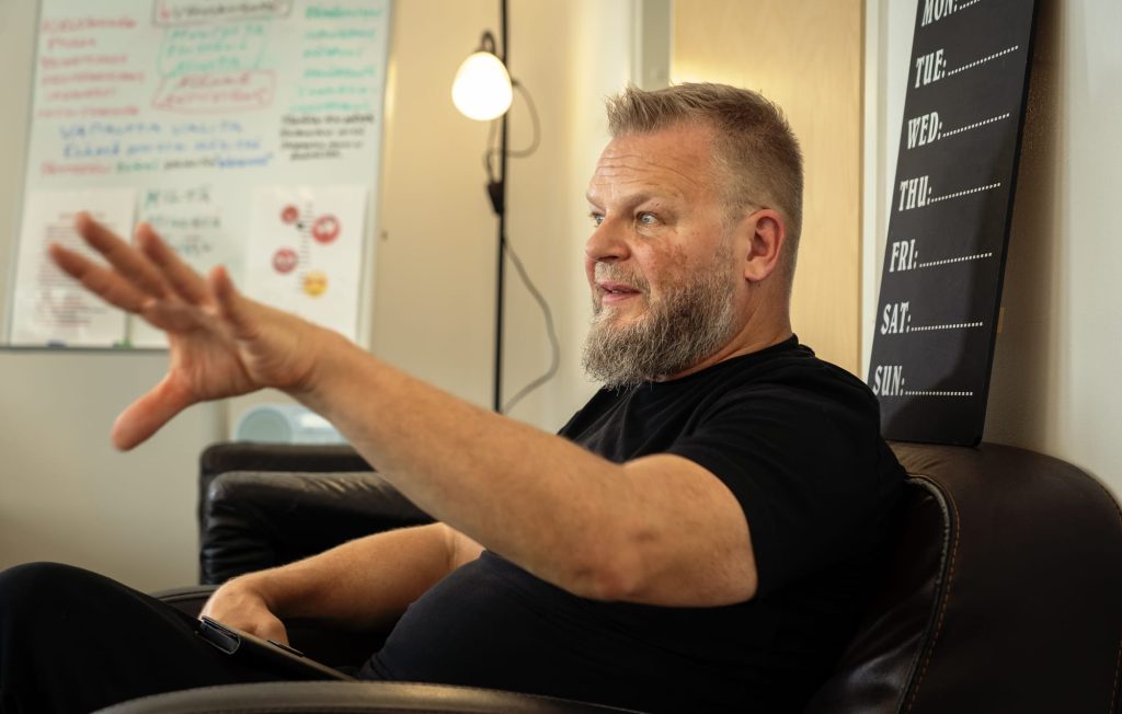 Marko Jantunen vetämässä hoitoryhmää Lahden Avominne-klinikalla toukokuussa 2026